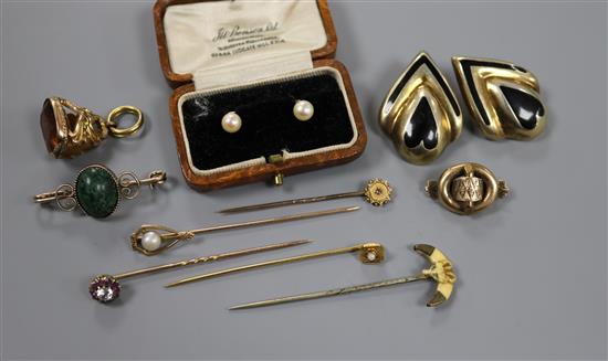 A collection of mixed jewellery including gold and a pair of silver gilt earrings.